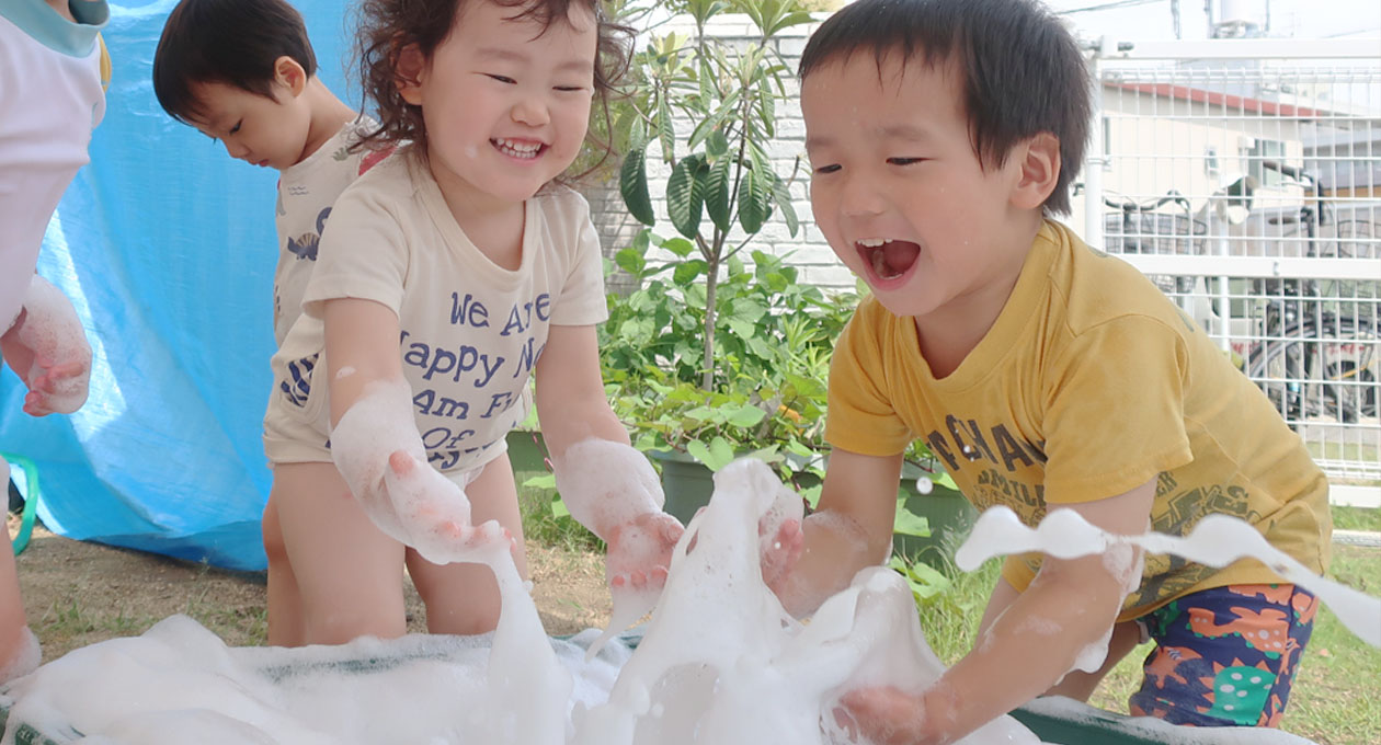 泡で遊ぶ園児たち