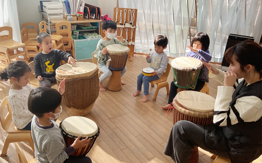 太鼓を叩く園児