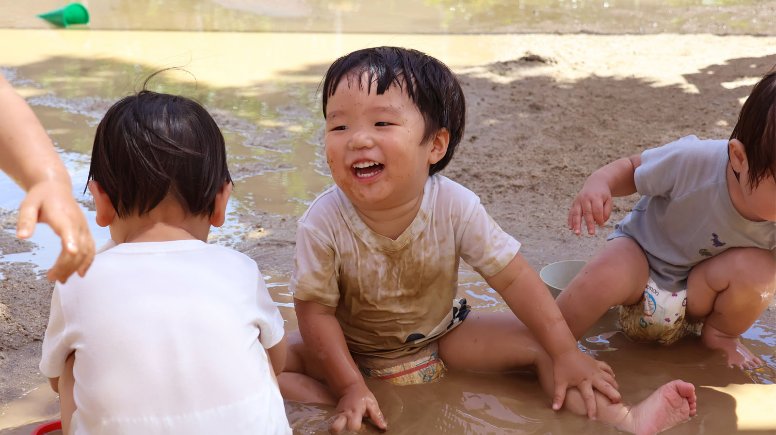 水遊びをしている園児たち