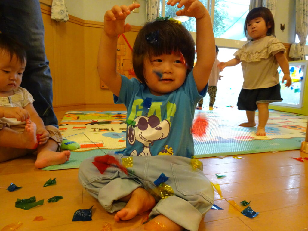 ステンドグラス遊び（1歳児） | みどり園保育所 | 兵庫県西宮市の幼保