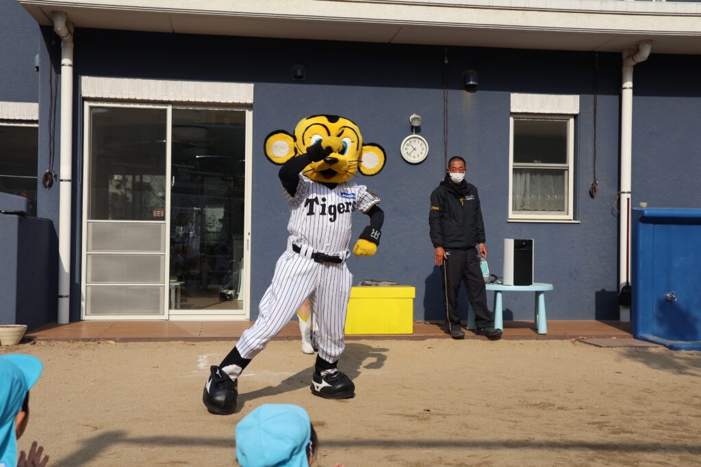阪神タイガースの「トラッキー」が来てくれました | みどり園保育所